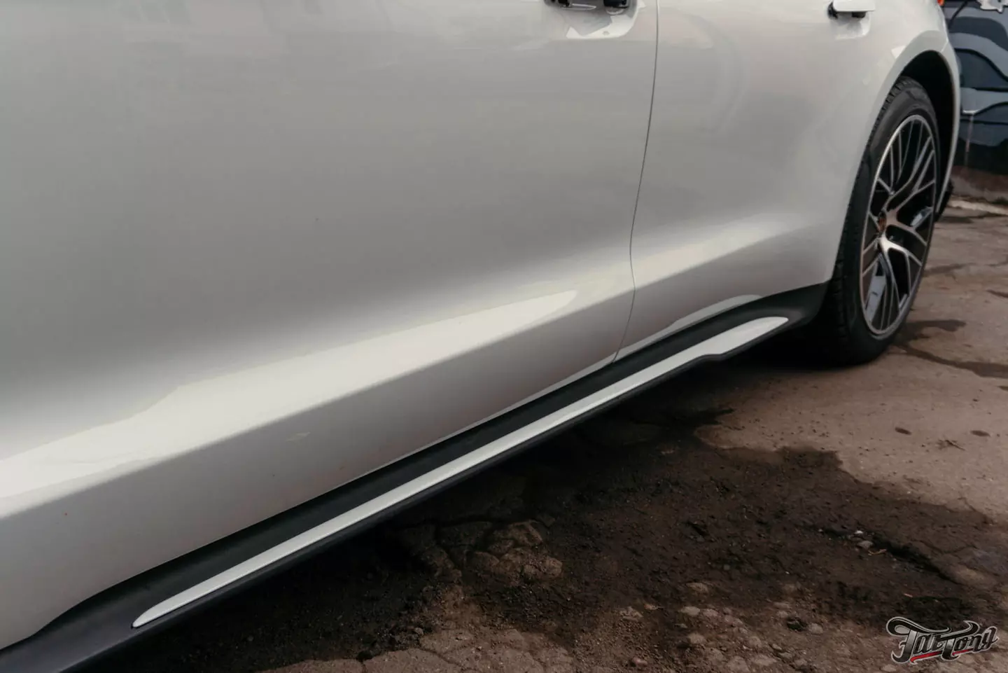 Цветные ремни и частичный окрас для Porsche Taycan